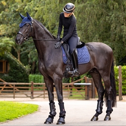 LeMieux Suede Crystal Dressurunderlag /Navy - Hest og rytter med matchende udstyr