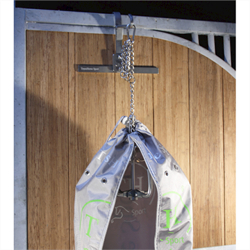 Trensetaske på hanger oge anker i stalden