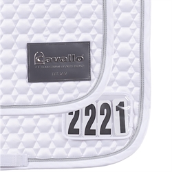 Cavallo JOLLY Stævneunderlag Dressur /Hvid - Vist med logo pad og 4 cifre stævnenummer.