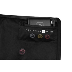Equitheme Batteriopvarmet rygvarmer til hest - Close up af lomme med batteri