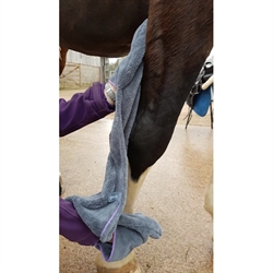 Henry Wag Microfiber Glove Towel - Modelfoto vist på hesteben
