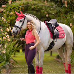 LeMieux Loire Classic Dressurunderlag / Papaya - Modelfoto hvid hest