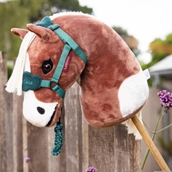 LeMieux Hobby Horse Grime sæt til Kæphest /Spruce Green - Modelfoto vist på kæphest.