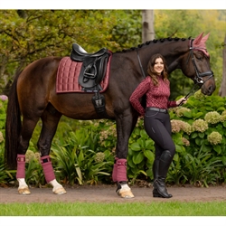 LeMIeux Loire Fleece bandager /Orchid/L - Vist på hest med matchende udstyr
