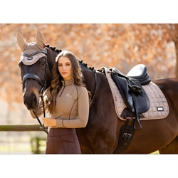 LeMieux Rhone Dressurunderlag / Prosecco Beige - Modelfoto hest & Rytter