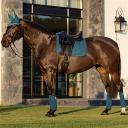 LeMieux Suede Dressurunderlag - Marine - På hest