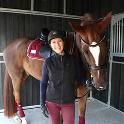 Nordic Heat SoftShell damevest med varmezoner /Sort - Modelfoto hest og rytter