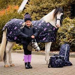QHP Dækken 100 g. 600 D LIZE med Unicorns - Vist med pony og rytter sammen med matchende udstyr