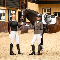 QHP Dressurunderlag SENNAH / Hvid - Modelfoto på dressurhest
