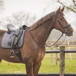 QHP Sensisoft Dressurunderlag med immiteret lam /Grå - Modelfoto