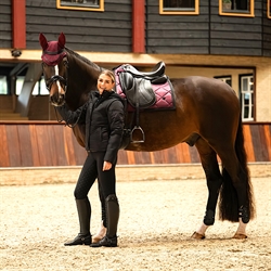 QHP Dressurunderlag ZAHRA / Wine Red - Dressurhest og rytter