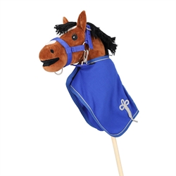 QHP Hobby Horse Ridedækken til Kæphest /Kobolt Blå - Vist på kæphest med matchende grime