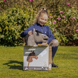 QHP Hobby Horse Kæphest / Grå - Vist af pige som tager den ud af æsken