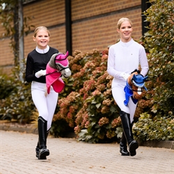 QHP Hobby Horse Ridedækken til Kæphest /Pink - Vist på kæpheste med ryttereQHP Hobby Horse Ridedækken til Kæphest /Kobolt Blå - Vist på kæphest med rytter