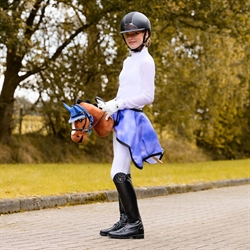 QHP Hobby Horse ridedækken til Kæphest /Kobolt Blå - vist på kæphesterytter med kæphest.