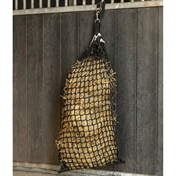 QHP Hønet SLOW 60 x 90 cm /3x3 cm. masker - Vist ophængt på boksvæg