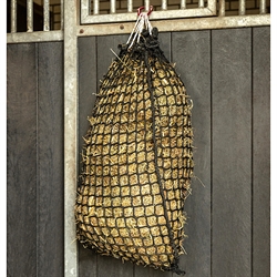 QHP Hønet SLOW 60 x 90 cm /3x3 cm. masker - Vist fyldt ophængt på boksvæg