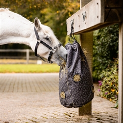 QHP Collection Høpose /Grå Refleks - Vist flyldt med wrap mens hest spiser af det.