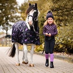 QHP Hue LIZE - Vist på model med pony med matchende LIZE dækken på