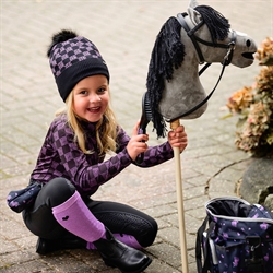 QHP Hue LIZE - Vist på model, siddende med kæphest