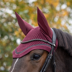 QHP Hut ZAHRA / Wine Red - Modelfoto - Vist på hest