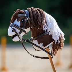 QHP Hobby Horse Martingale til Kæphest /Brun - Vist på broget kæphest fra siden med LUXURY Stitched brun trense