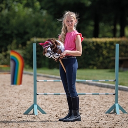 QHP Hobby Horse LUXURY Stitched trense til Kæphest /Brun - Vist på kæphest med rytter