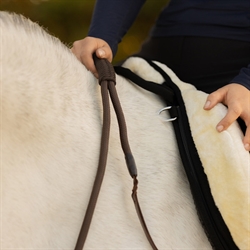 QHP Neck Rope LIBERTA - Justerbar Cordeo /Brun - Close up på hest