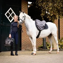 QHP Sadelovertræk /Grå Refleks - Modelfoto - Vist på sadel på pony