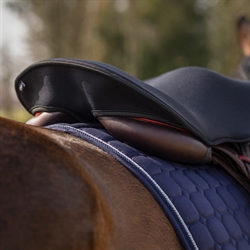 QHP Seat Saver i memory foam /Sort - Vist på sadel på hest