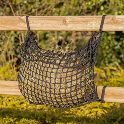 QHP Slowfeeder Hønet /45x45 mm. masker - Flere størrelser - Vist ophængt på hegn