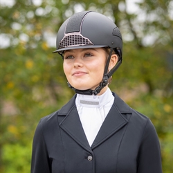 QHP Plastron Miyah - Hvid/Sølv - Modelfoto