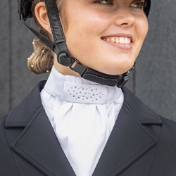 QHP Plastron Zizah - Hvid/Sølv - Modelfoto close up