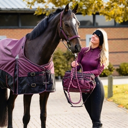 QHP Strigletaske / Wine Red - Modelfoto med hest og rytter