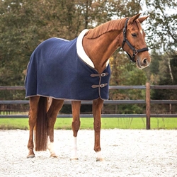 QHP Uld Dækken DELUXE /Navy - Vist på hest