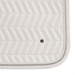 QHP Dressurunderlag SENNAH / Hvid - Med satin kntbånd og 2 snore