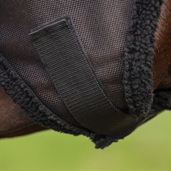 QHP Fluemaske med ører - Close up af velcro lukning