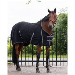QHP Fleece dækken Basic - Sort - På hest