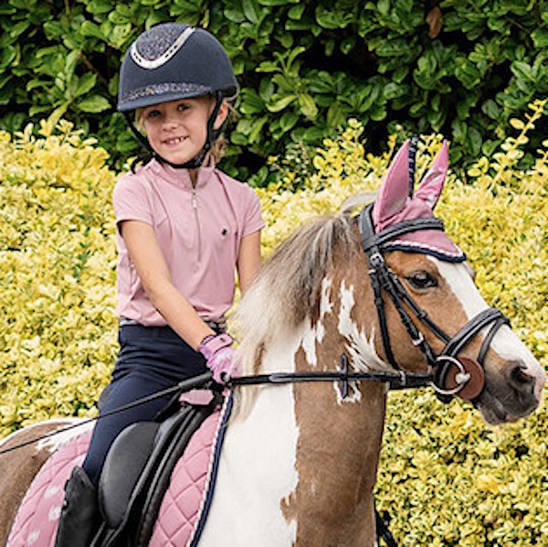 QHP Bluse VEERLE Junior /Soft Pink - Modelfoto Ponyrytter