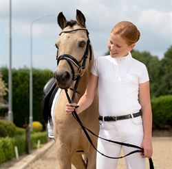 QHP Stævne bluse RIVA Junior - Modelfoto med hest