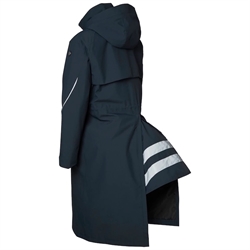 Stierna SKY Rain Coat /Navy – lang vandtæt regnfrakke til mænd med hætte, refleksdetaljer og sadelbeskyttelse til ridning. - Med rideslid med lille skørt