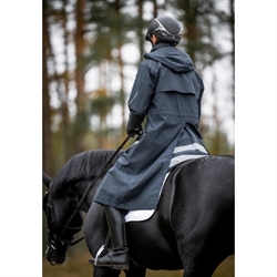 Stierna SKY Rain Coat /Navy – lang vandtæt regnfrakke til mænd med hætte, refleksdetaljer og sadelbeskyttelse til ridning. - Modelfoto af rytter tilhest - Set bagfra