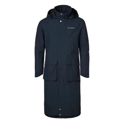 Stierna SKY Rain Coat /Navy – lang vandtæt regnfrakke til mænd med hætte, refleksdetaljer og sadelbeskyttelse til ridning.