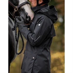 Stierna SKY Rain Coat /Sort – Vandtæt ridefrakke til mænd med hætte, 20.000 mm vandsøjletryk, refleksdetaljer og sadelbeskyttelse - Modelfoto Close up set fra siden