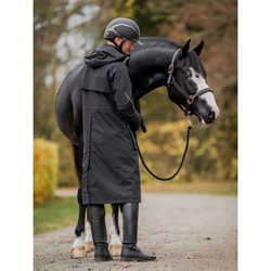 Stierna SKY Rain Coat /Sort – Vandtæt ridefrakke til mænd med hætte, 20.000 mm vandsøjletryk, refleksdetaljer og sadelbeskyttelse - Modelfoto set bagfra