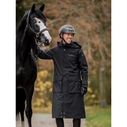 Stierna SKY Rain Coat /Sort – Vandtæt ridefrakke til mænd med hætte, 20.000 mm vandsøjletryk, refleksdetaljer og sadelbeskyttelse - Modelfoto set forfra