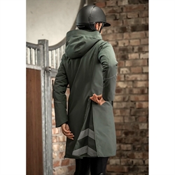 Stierna STELLA Vinterfrakke SHORT Coat /Ivy Green - Modelfoto som viser åbning af lynlås til skørt