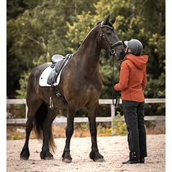 Stierna STELLA Vinterjakke /Copper - Modelfoto af rytter stående med hest