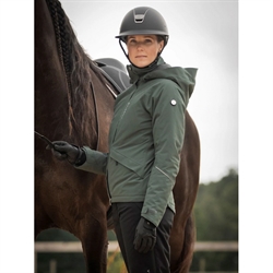 Stierna STELLA Vinterjakke /Ivy Green - Modelfoto med hest