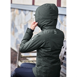 Stierna STELLA Vinterjakke /Ivy Green - Modelfoto af ryg med hætten op over ridehjelm